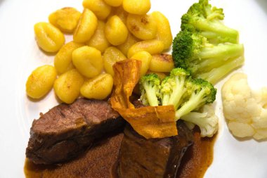 Gnocchi ve sebzeli haşlanmış et yemeği.