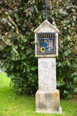 Açık havada yol kenarı tapınağı. Dini işaretler ve yol kenarı tapınağı.