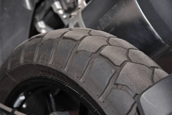 摩托车轮胎 胎面深度和磨损程度 道路安全 — 图库照片
