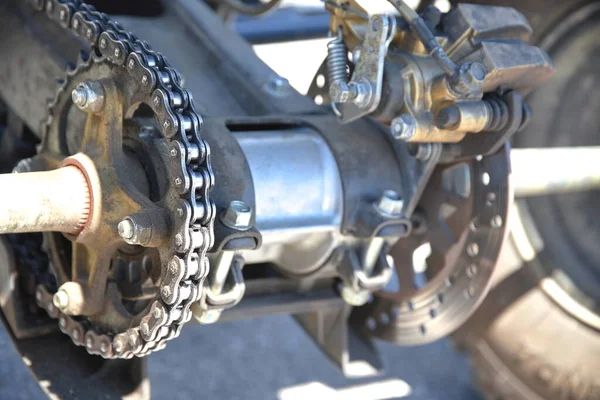 Dörtlü Motorun Zincir Sürücüsü Fren Diski Road Aracı Yakın Çekim Telifsiz Stok Imajlar