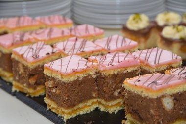 Tatlı olarak lezzetli kremalı panç pastası. Yakın plan.