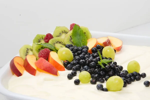 健康天然酸奶与新鲜水果和浆果 水果酸奶和水果早餐 — 图库照片