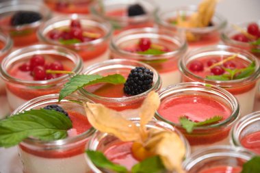 Farklı meyveler ve meyvelerle taze meyve tatlısı - tatlı