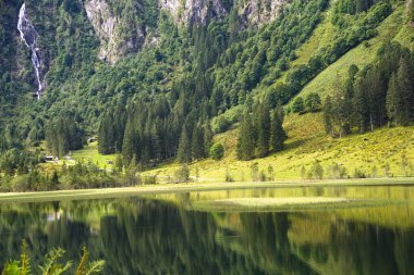 Styrian Gölü Constance ve şelaleli manzara - Avusturya