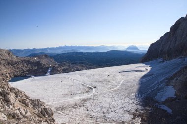 Dağlarda ve dağlarda panorama olan Dachstein Massif - Avusturya