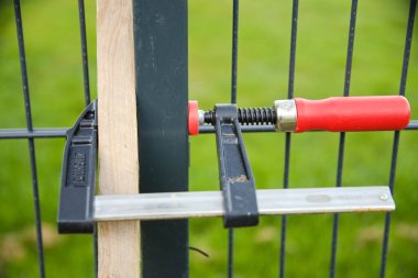 Bahçe çitleri kurulurken bahçe çitlerini onarmak için vida kıskaçları kullanın