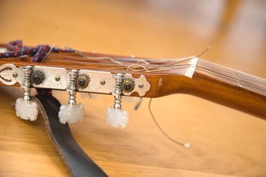 Müzik aletinde kırık gitar teli olan akort mandalı - koparılmış enstrüman, yakın plan