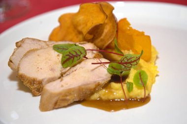 Cornishendl Supreme Polenta restoranında mısır irmikli tavuk filetosu ve sos.