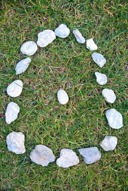 Paskalya yumurtası yeşil çimenlerdeki doğal taşlardan yapılmış Paskalya süsü ve sembolü olarak.