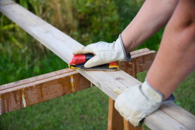 Ahşap işçiliği ve zımparalama işlerinde usta.