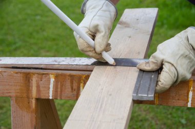 Ahşap tahta üzerinde demir ve mason kalem kullanarak usta işçi işaret arayüzü