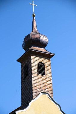 Küçük hac kilisesinin kilise kulesi çatısı kiremitli Maria Bruendl, Avusturya