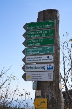 Almanya, Avusturya ve Almanya yakınlarındaki sayısız yürüyüş parkurlarının yol işaretleri