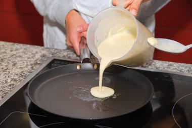 Ölçme kabıyla yemek yapmak ve krep hazırlamak - gözleme tavası ve litre ölçü