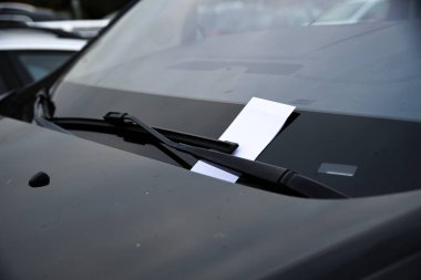 Trafik ihlali nedeniyle ön cama park cezası - para cezası ve idari ceza