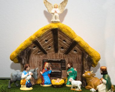 Ahırda Noel 'in boyanmış figürleriyle doğum sahnesi - yakın çekim
