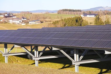 Çevre dostu fotovoltaik sistem PV ile güneş ışığından elektrik.