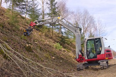 Kazı makası ile çalı kesme bir ağaç kesme aracı olarak bir yamaç kesme