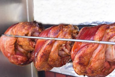 Tükürüğe asılı domuz budu ve rosto - ızgara sulu et