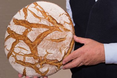 Elinde ekmek kabuğu olan bir somun insan - çiftçi ekmeği ya da kabuklu ekmek