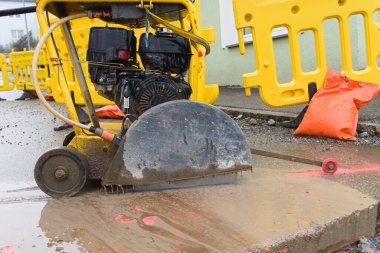 İnşaat alanındaki asfalt kesici beton kesiyor - İnşaat makinası ortak kesicisi