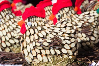 Sanatçılar tarafından tavuğa dönüştürülen tahta diskler - Paskalya dekorasyonu
