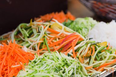 Havuç, kabak ve kereviz karışımı salata. Çiğ sebze salatası, vegan.