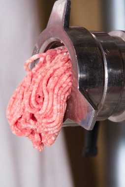 Sosis hazırlamak için kıyma makinesiyle kıyma yapmak. Yakın plan.