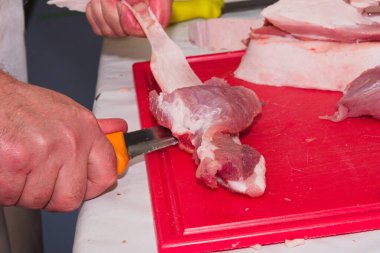 Kasap eti doğruyor kıyma et - sosis eti, yakın plan.