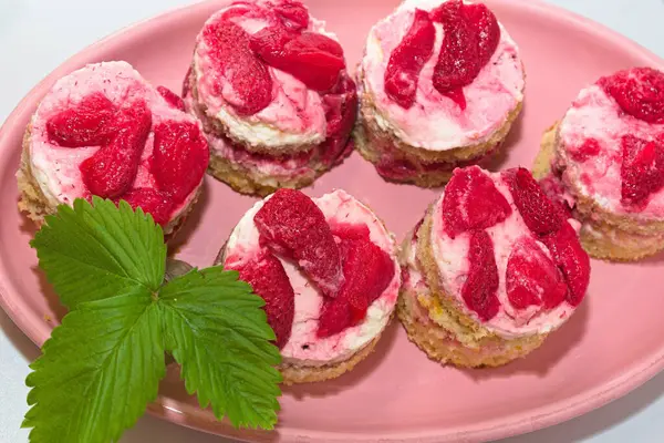 Meyvelerle süslenmiş lezzetli çilekli turtalar.