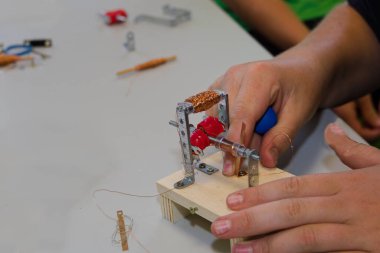 Bakır telle bobini tamir eden teknisyen - elektrik
