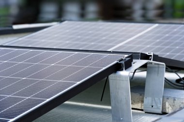 Çatıya monte edilmiş PV hücreleri - yeşil enerji ve güç üretimi