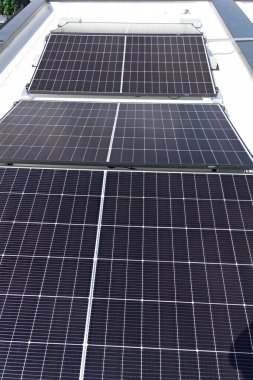 Çevre dostu enerji üretimi için çatıya monte edilmiş PV modülleri