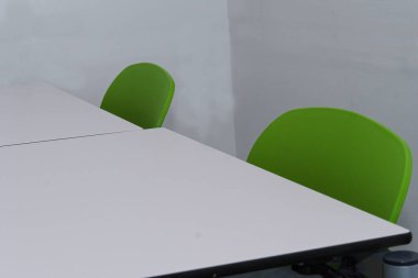 Masası ve sandalyesi olan sınıf - okul odası ve öğrenim ortamı