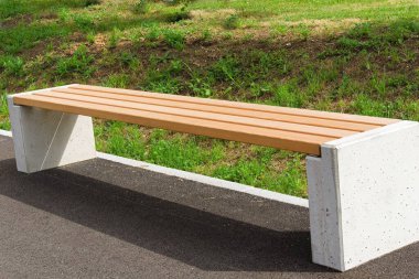 Tahta beton bir bankla sağlam bir oturma - açık alan, bahçe mobilyaları