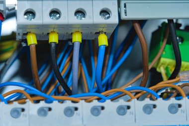 Elektrik bağlantıları ve kablo bağlantıları olan güç kaynağı - Elektronik Ayrıntılar