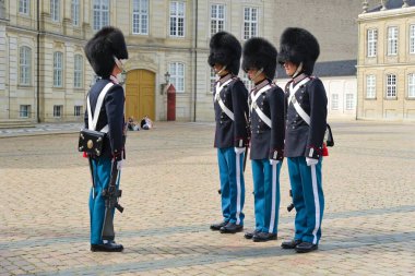 Kopenhag 'daki Amalienborg Sarayı Meydanı' nda nöbetçiler tarafından geleneksel nöbet değişimi.