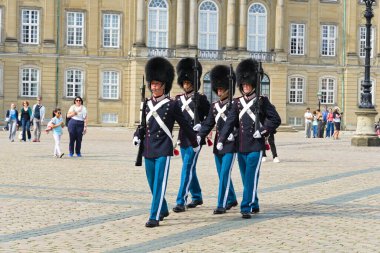 Saray meydanında muhafız değişimi - Kopenhag 'da seremoni ve turistik eğlence