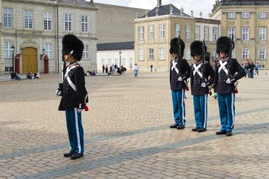 Kopenhag 'daki Amalienborg Sarayı Meydanı' nda geleneksel ve törensel muhafız değişimi