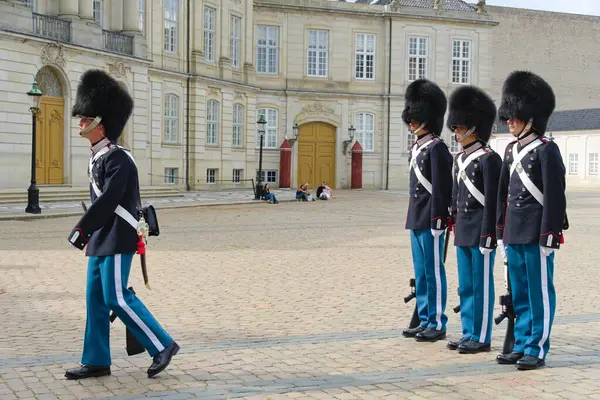 Kopenhag 'daki Saray Meydanı' nda Muhafızların Kraliyet Dönüşümü Töreni ve geleneği