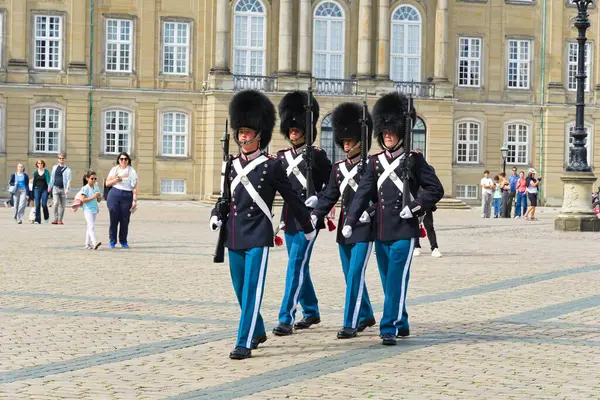 Saray meydanında muhafız değişimi - Kopenhag 'da seremoni ve turistik eğlence