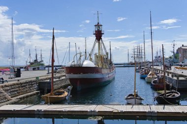 Danimarka 'nın Helsingor liman bölgesinde sayısız tekne var.