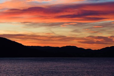 Ufukta romantik ve parlak gün batımı ve ufukta siluet