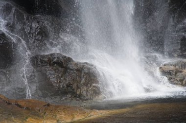 Skjervsfossen - Kayalık yüzeydeki etkileyici Norveç şelaleleri, detay