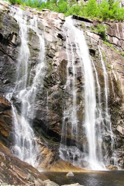 etkileyici doğal manzara Skjervsfossen - Fjordland Norveç şelaleleri
