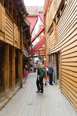 Tarihsel olarak dar sokakları olan Bergen 'de Bryggen - Norveç