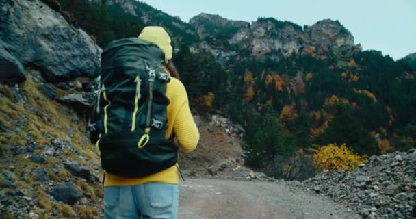 Жінка Осінні Вихідні Подорожує Гравійній Гірській Дорозі Рюкзаком Жіночий Мандрівник — стокове відео