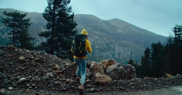 Backpacker Toeristische Wandelingen Berghelling Nemen Episch Berglandschap Uitzicht Herfst Bewolkt — Stockvideo
