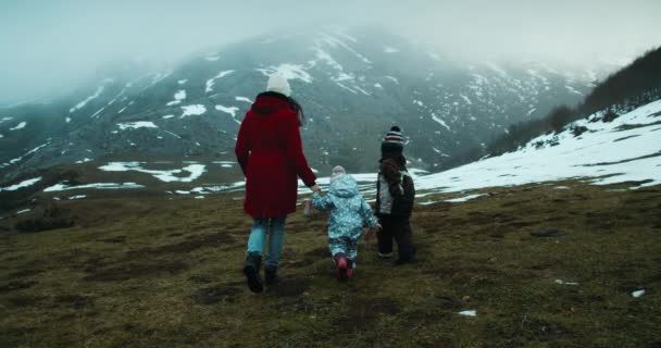 Мать Детьми Ходить Окружении Эпического Зимнего Горного Ландшафта Замедленной Съемке — стоковое видео