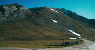 İnsansız seyahat eden güzel dağ manzarasının panoramik görüntüsü. Yürüyüşçüler ve kaşifler için dağ yolu. 